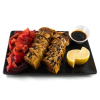 Sushi çiğköfte (met pittige saus) , 1 portie tursu (zoetzure turkse mix), 1 portie granaatappelsaus en 1 pittige Hanzade saus